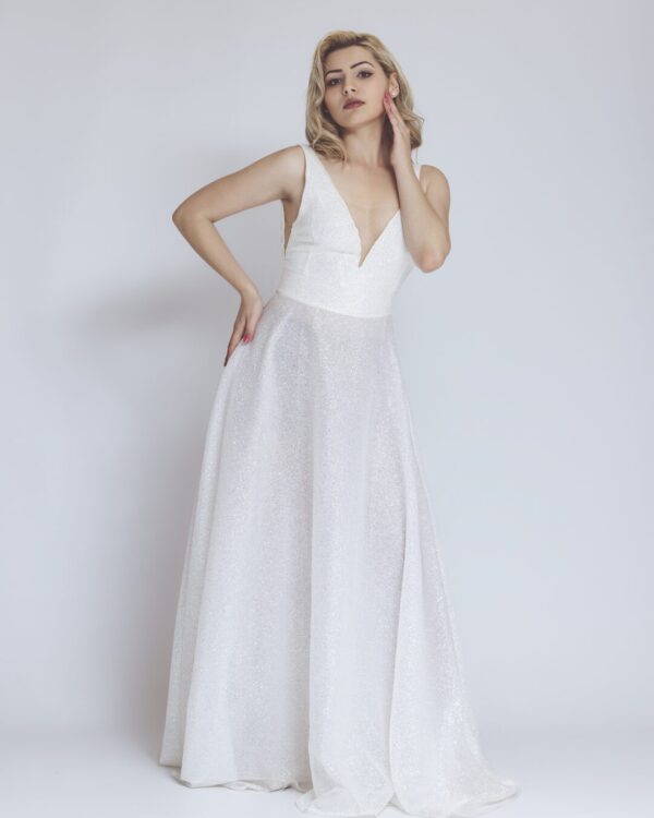 Πολυτελές νυφικό με έξω πλάτη και φιόγκο