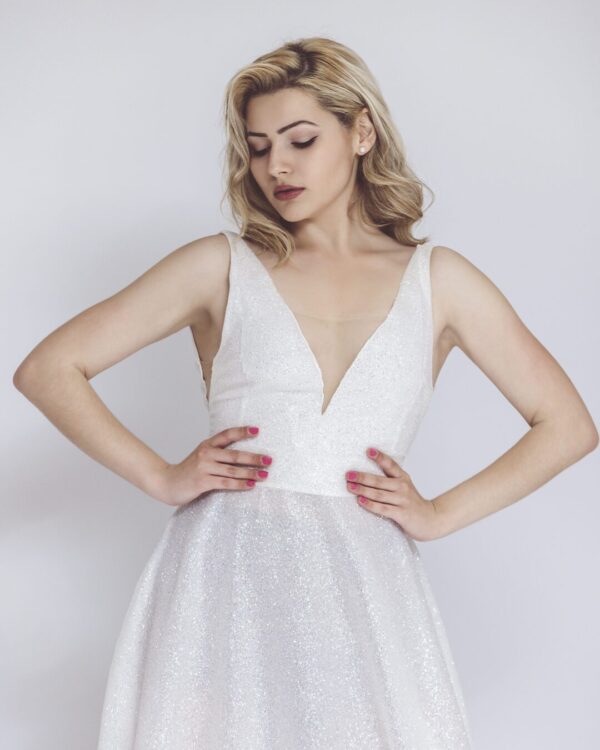 Πολυτελές νυφικό με έξω πλάτη και φιόγκο