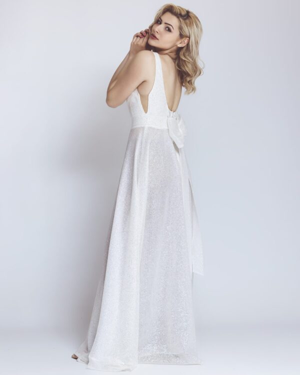 Πολυτελές νυφικό με έξω πλάτη και φιόγκο