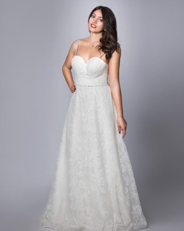 Νυφικό από γαλλική δαντέλα και swarovski