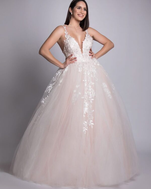 Πριγκιπικό νυφικό από γαλλικό τούλι