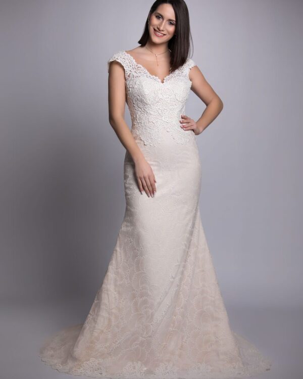 Νυφικό γοργονέ από κεντημένη γαλλική δαντέλα