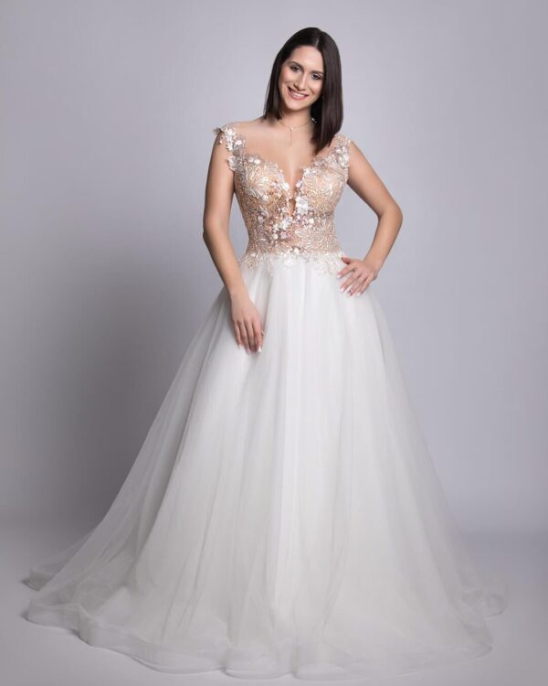 Ρομαντικό νυφικό από γαλλικό τούλι σε άλφα γραμμή