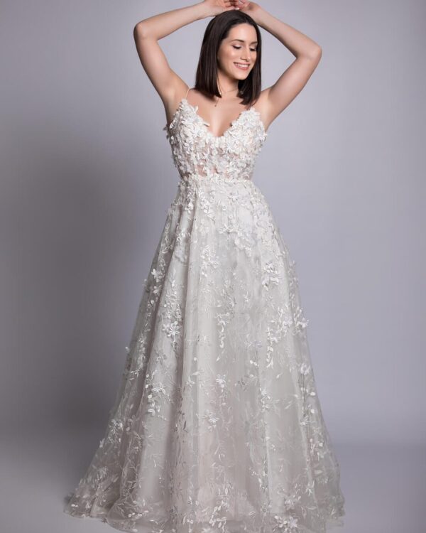 Νυφικό ρομαντικό από γαλλική δαντέλα κεντημένη με 3D μεταξωτά λουλούδια