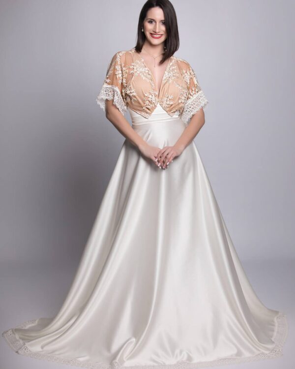 Ρομαντικό vintage νυφικό με εντυπωσιακή φούστα από κρεπ σατέν σε άλφα γραμμή