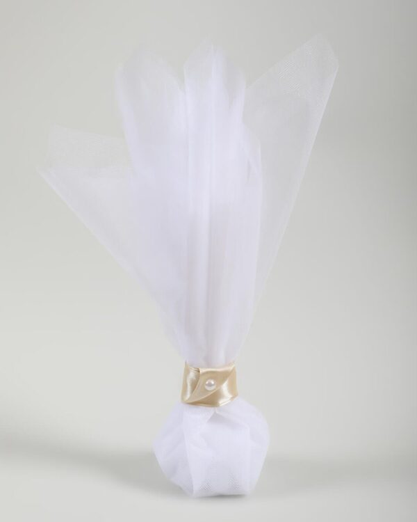 Μπομπονιέρα γάμου από λευκό τούλι με δέσιμο από σατέν κορδέλα και πέρλα