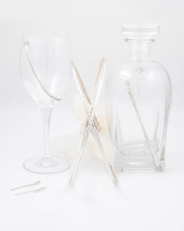 Σετ γάμου κουμπάρου, απο ποτήρι και μποτίλια διακοσμημένο με την ίδια λεπτομέρεια όπως τα στέφανα.