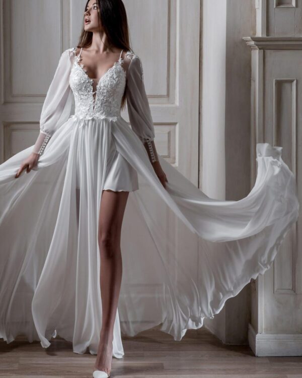 Νυφικό μεταξωτό σε αέρινη γραμμή με σκίσιμο μπροστά