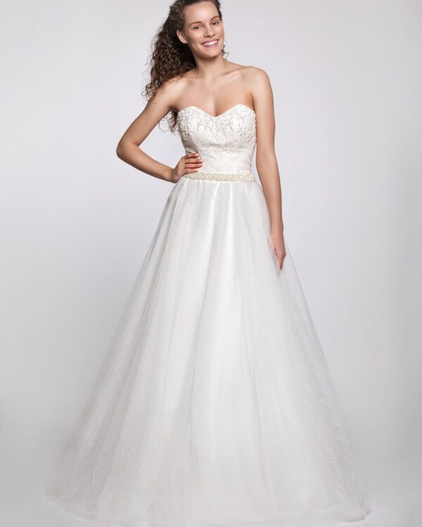 Strapless νυφικό σε άλφα γραμμή