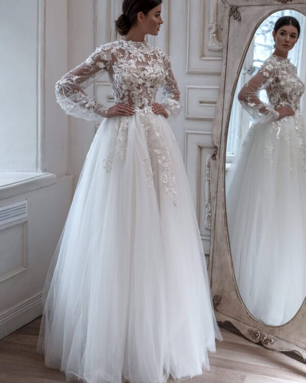 Επιβλητικό νυφικό, από γαλλική απλικαρισμένη ανάγλυφη δαντέλα