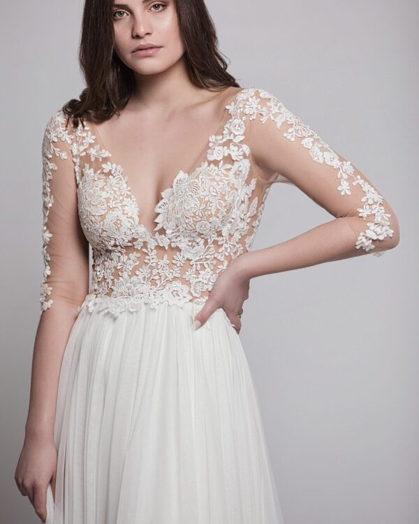 Υπέροχο νυφικό από γαλλικό τούλι σε άλφα γραμμή