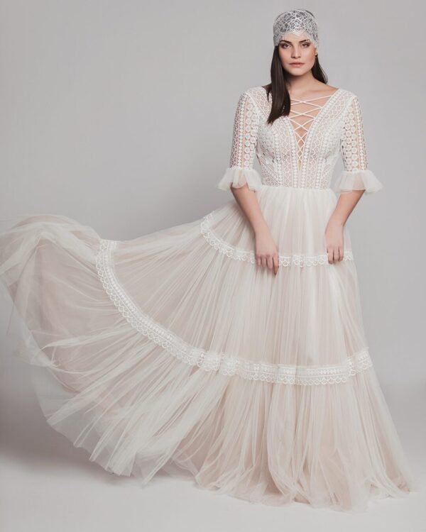 boho chic νυφικό από μεταξωτό γαλλικό τούλι, κεντημένο με βαμβακερή κιπούρ δαντέλα, με tattoo effect