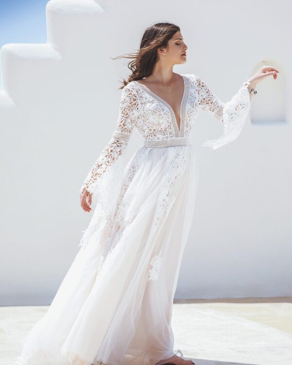 Εντυπωσιακό νυφικό σε άλφα γραμμή, σε χρώμα off white κεντημένο από γαλλική χειροποίητη δαντέλα