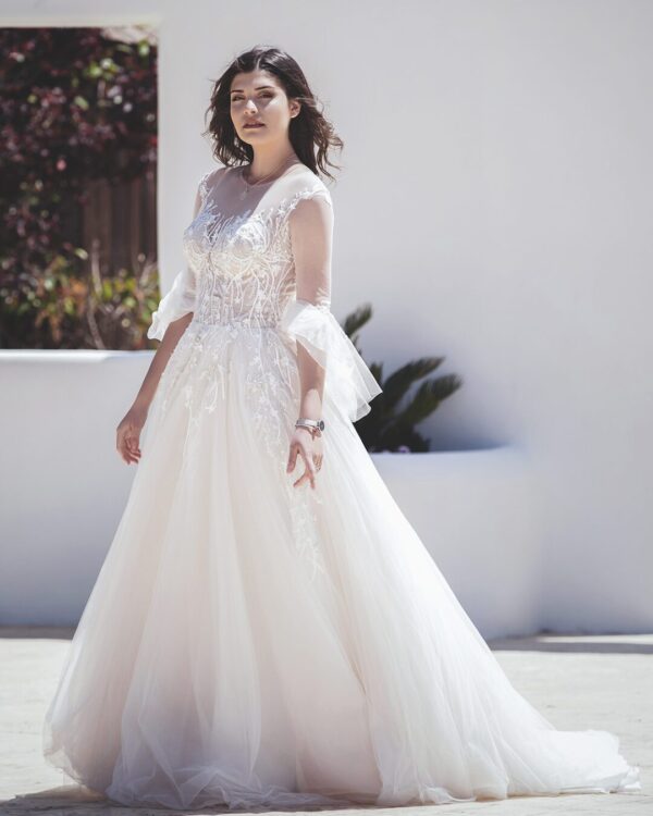 Νυφικό από γαλλικό τούλι με γαλλική ολοκέντητη δαντέλα