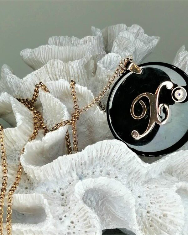 Κολιέ με μαύρο φίλντισι και χρυσό μονόγραμμα