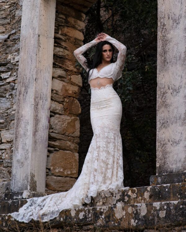 Νυφικό από γαλλική δαντέλα, με εντυπωσιακή γοργονέ ουρά