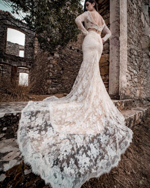 Νυφικό από γαλλική δαντέλα, με εντυπωσιακή γοργονέ ουρά