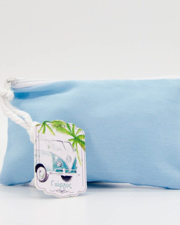 Μπομπονιέρα υφασματινο πορτοφόλι με ξύλινη ετικέτα με τυπωμένο το θέμα της βάπτισης