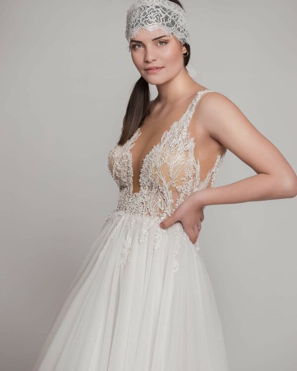Εξώπλατο Ρομαντικό νυφικό σε Άλφα γραμμή με εντυπωσιακό δαντελένιο μπούστο