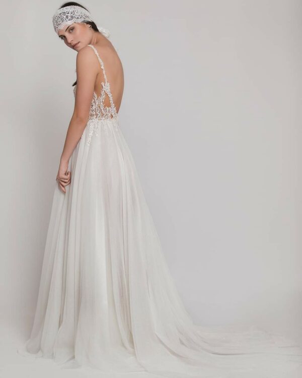 Εξώπλατο Ρομαντικό νυφικό σε Άλφα γραμμή με εντυπωσιακό δαντελένιο μπούστο