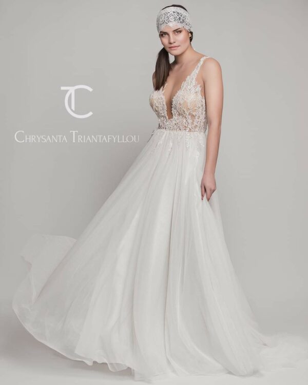 Εξώπλατο Ρομαντικό νυφικό σε Άλφα γραμμή με εντυπωσιακό δαντελένιο μπούστο