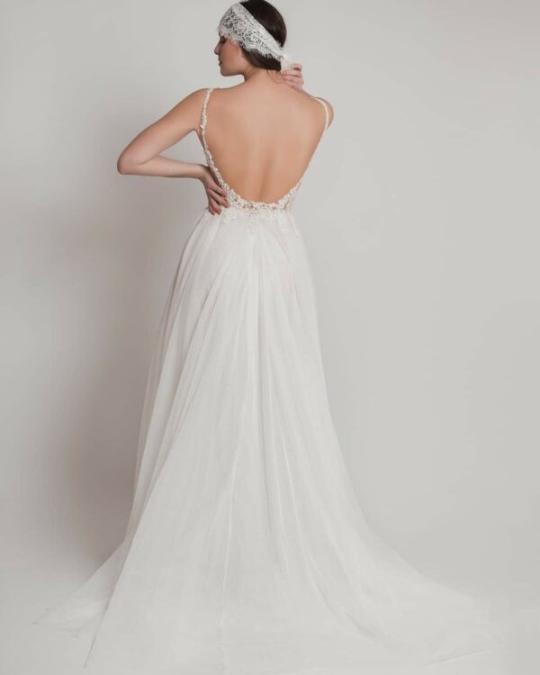 Εξώπλατο Ρομαντικό νυφικό σε Άλφα γραμμή με εντυπωσιακό δαντελένιο μπούστο