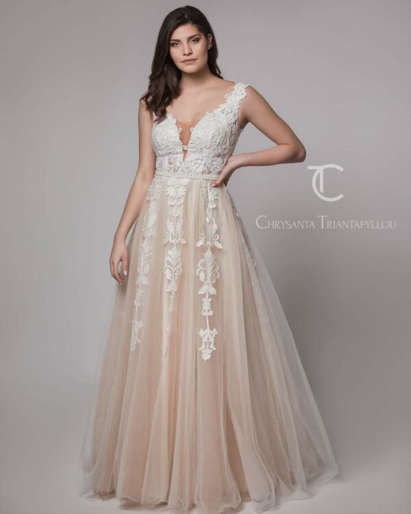 Ρομαντικό νυφικό με nude φούστα και μπούστο από λευκή δαντέλα