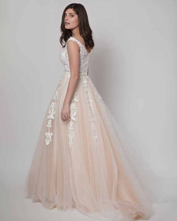 Ρομαντικό νυφικό με nude φούστα και μπούστο από λευκή δαντέλα