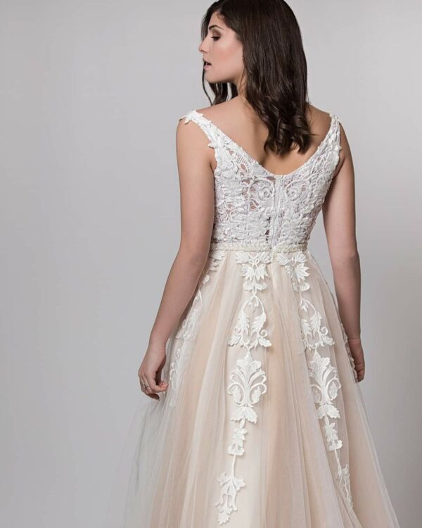 Ρομαντικό νυφικό με nude φούστα και μπούστο από λευκή δαντέλα