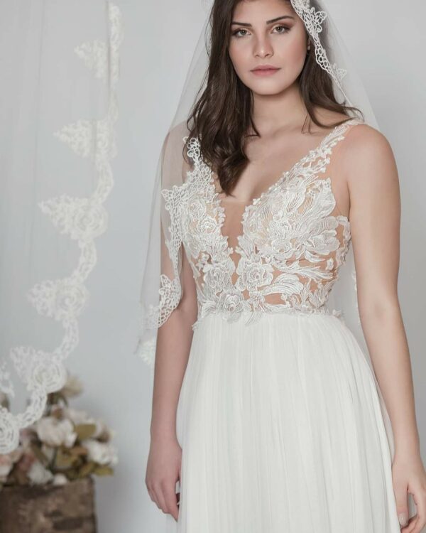 Ρομαντικό νυφικό με μεταξωτό τούλι στη φούστα και μπουστο κεντρημένο με γαλλική δαντέλα, μακριά ουρά