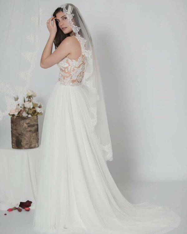 Ρομαντικό νυφικό με μεταξωτό τούλι στη φούστα και μπουστο κεντρημένο με γαλλική δαντέλα, μακριά ουρά