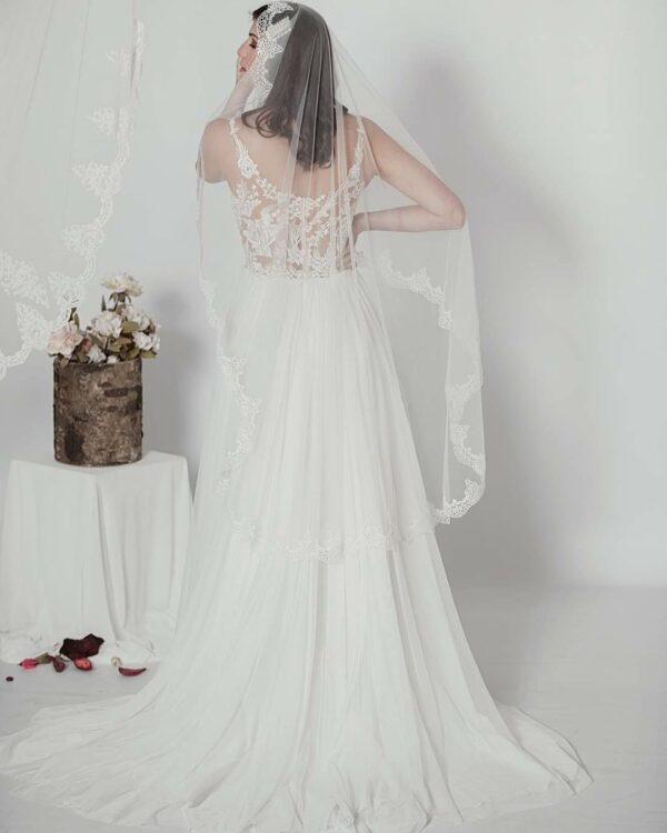 Ρομαντικό νυφικό με μεταξωτό τούλι στη φούστα και μπουστο κεντρημένο με γαλλική δαντέλα, μακριά ουρά