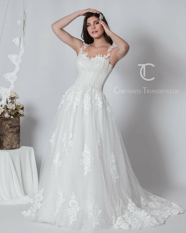 Ρομαντικό νυφικό σε Άλφα γραμμή, με φούστα από μεταξωτό τούλι και απλικαρισμένη γαλλική δαντέλα. Εντυπωσιακό δαντελένιο μπούστο στράπλες