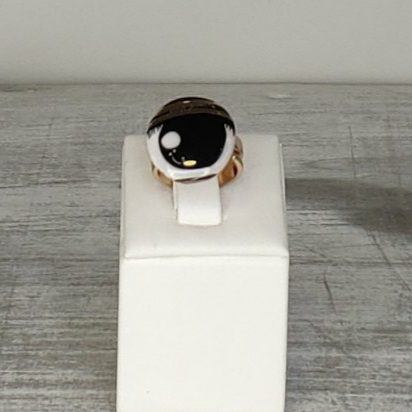 Χρυσό δαχτυλίδι με ματάκι από μαύρο σμάλτο, επιχρυσωμένα με 24 καράτια. Προσαρμοζόμενο μέγεθος.