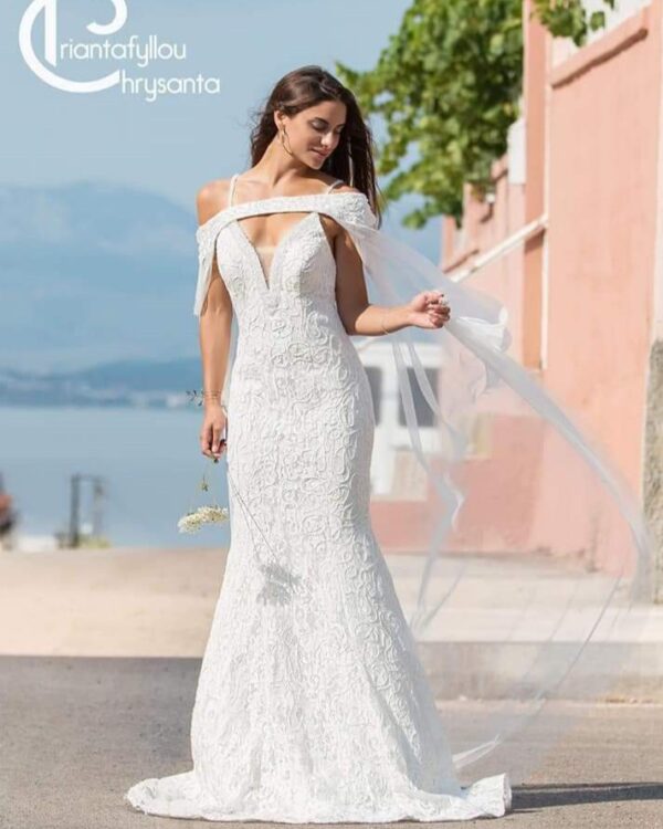 Γοργονέ νυφικό με γαλλική δαντέλα, κεντημένη με ασημί κλωστή και θηλυκή ανοιχτή πλάτη