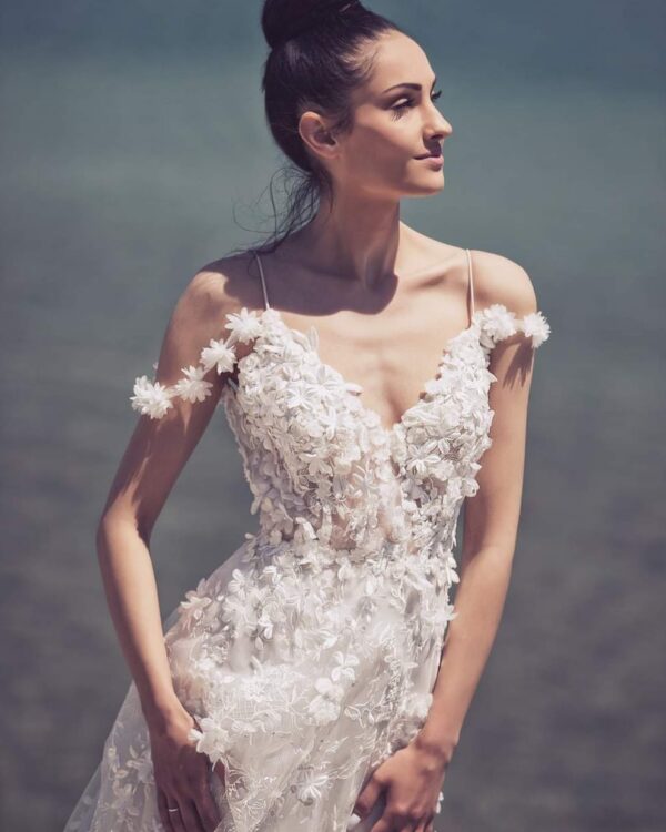 Ρομαντικό νυφικό σε Άλφα γραμμή ολοκέντητο με μεταξωτά λουλούδια