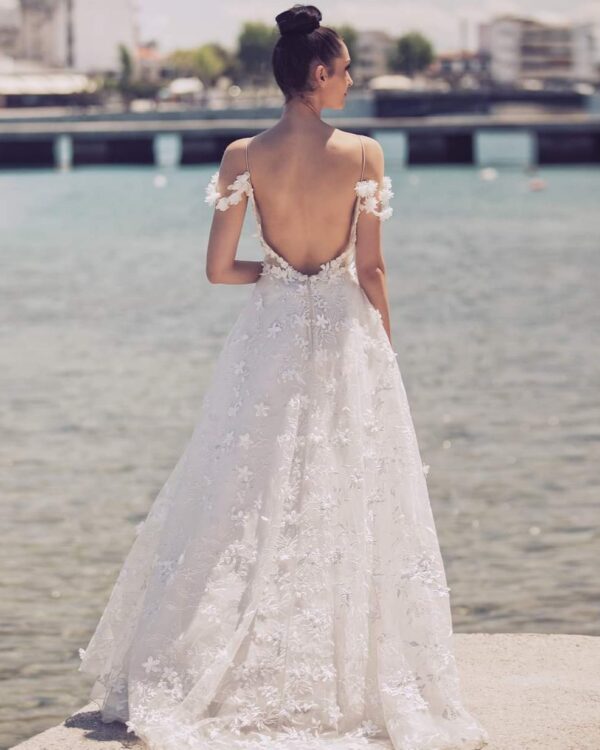 Ρομαντικό νυφικό σε Άλφα γραμμή ολοκέντητο με μεταξωτά λουλούδια