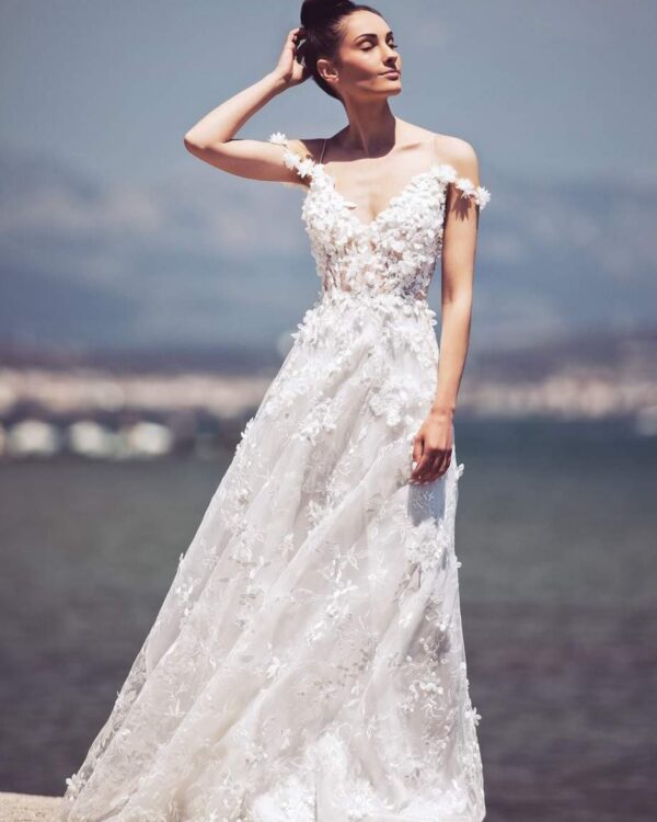 Ρομαντικό νυφικό σε Άλφα γραμμή ολοκέντητο με μεταξωτά λουλούδια