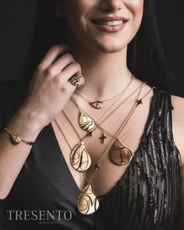 Μενταγιόν με χρυσή σταγόνα και μονόγραμμα ονόματος με σμάλτο_Μεγάλο