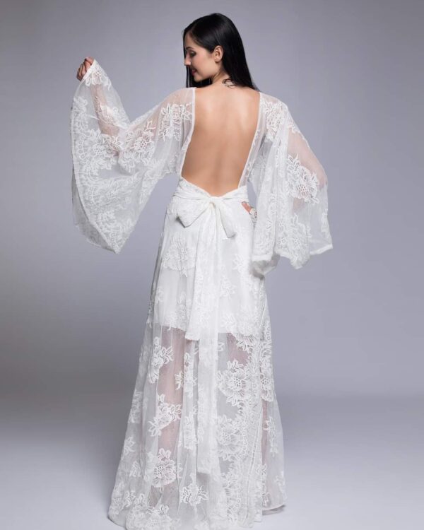 Boho νυφικό με γαλλική δαντέλα και εντυπωσιακή ανοιχτή πλάτη με φιόγκο.  Κοντό φόρεμα εσωτερικά και αέρινα φαρδιά μανίκια από δαντέλα. Ιδανικό και για νυφικό φόρεμα!