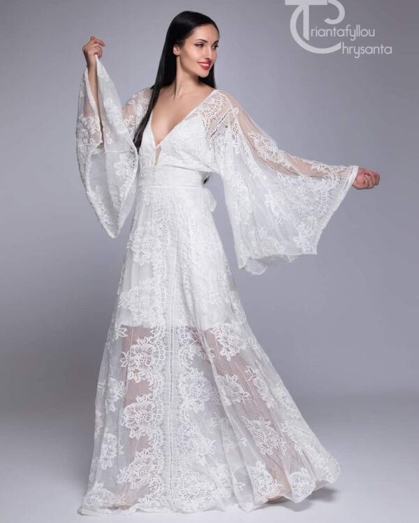 Boho νυφικό με γαλλική δαντέλα και εντυπωσιακή ανοιχτή πλάτη με φιόγκο.  Κοντό φόρεμα εσωτερικά και αέρινα φαρδιά μανίκια από δαντέλα. Ιδανικό και για νυφικό φόρεμα!