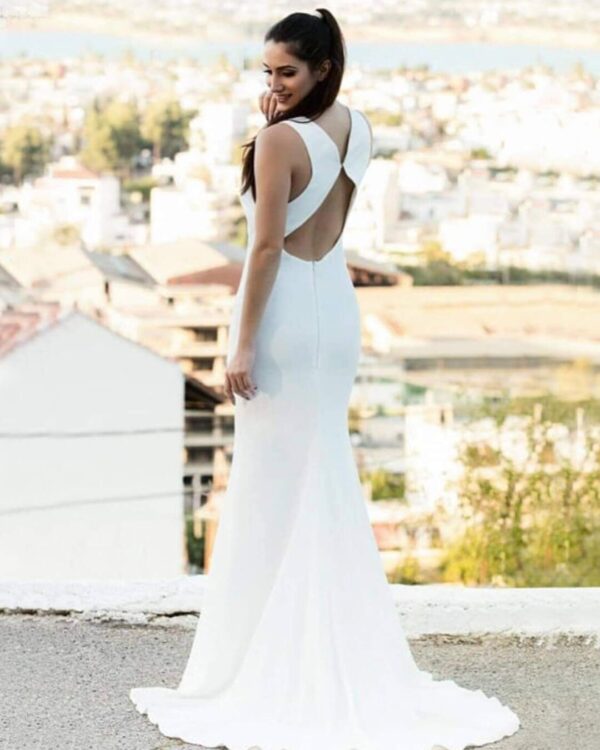 Εντυπωσιακό νυφικό σε ίσια γραμμή από κρεπ σατέν, εξώπλατο