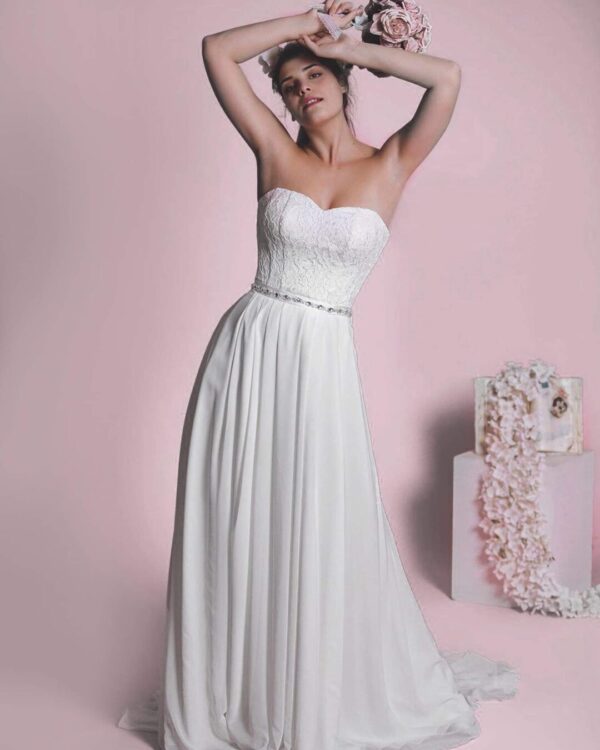 Στράπλες νυφικό με μεταξωτή φούστα και δαντελένιο μπούστο