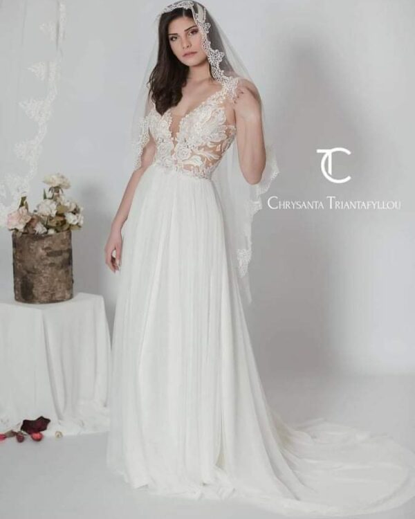 Ρομαντικό νυφικό με μεταξωτό τούλι στη φούστα και μπουστο κεντρημένο με γαλλική δαντέλα, μακριά ουρά