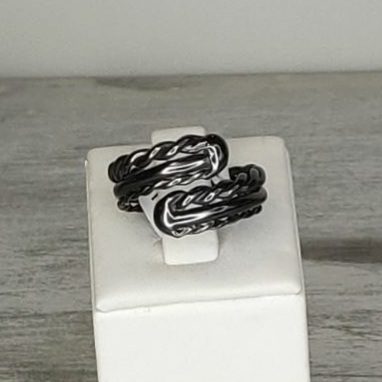 Επιροδιομένο δαχτυλίδι σε μαύρο ασημί με περίτεχνο σχέδιο και προσαρμοζόμενο μεγεθος
