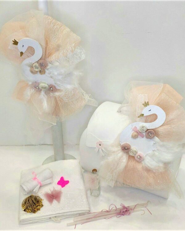 Πλήρες σετ βάπτισης για κορίτσι με θέμα τον κύκνο και δερμάτινη βαλίτσα