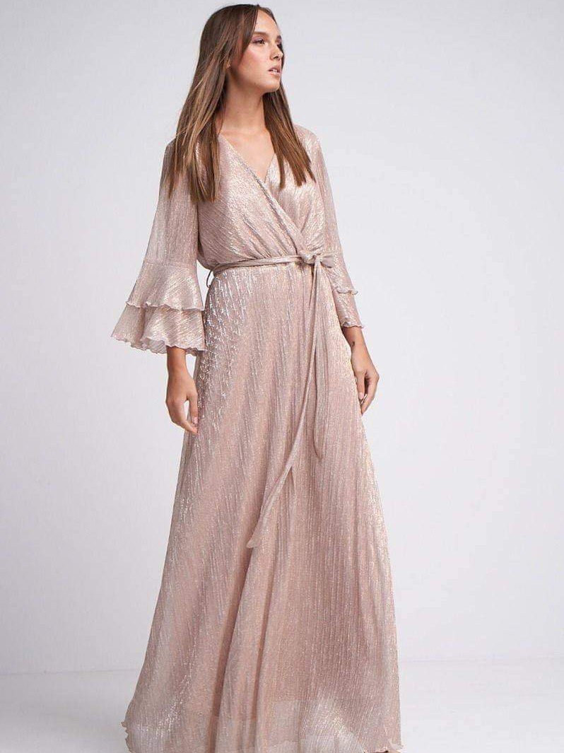 Maxi φόρεμα σε μεταξωτό lurex, υπέροχο χρώμα  nude ροζ, με μπούστο κρουαζέ, ζωνάκι και φαρδύ μανίκι. Ιδανικό φόρεμα και για πολιτικό γάμο