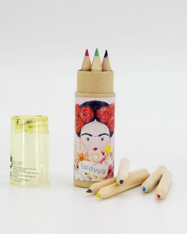 Μπομπονιέρα για βάπτιση με ξυλομπιγιλες σε κυλινδρική κασετίνα, με τυπωμένο το θέμα της βάπτισης