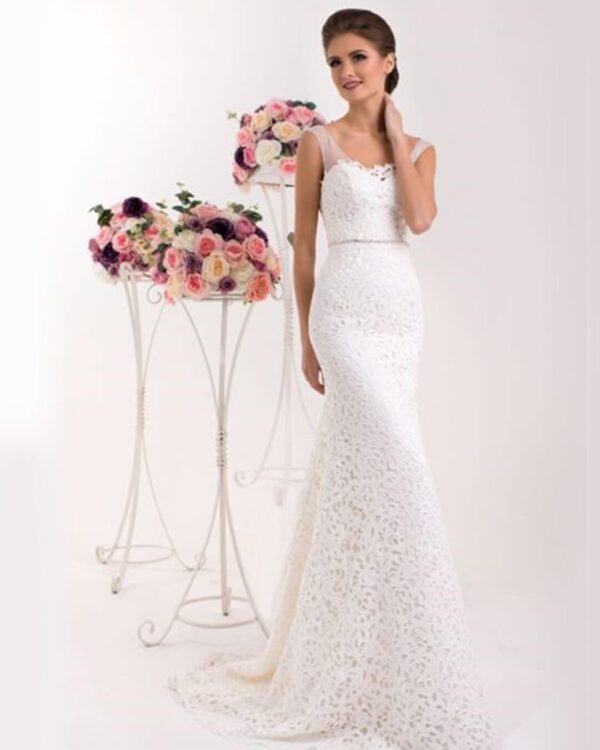 Γοργονέ νυφικό ολοκέντητο με γαλλική δαντέλα και διαφάνεια soleil στο μπούστο, διαφάνεια ραντάκι. Φούστα γοργόνας με μακριά ουρά.