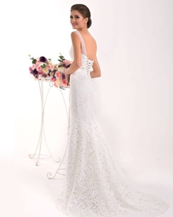 Γοργονέ νυφικό ολοκέντητο με γαλλική δαντέλα και διαφάνεια soleil στο μπούστο, διαφάνεια ραντάκι. Φούστα γοργόνας με μακριά ουρά.